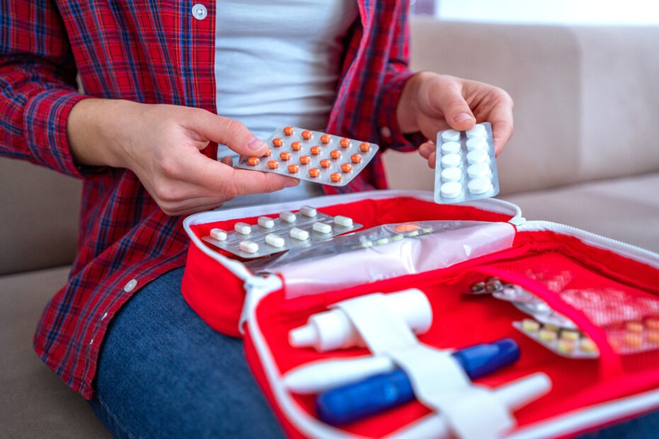 Savon et désinfectant, essentiels dans une trousse de soins en randonnée ou survie