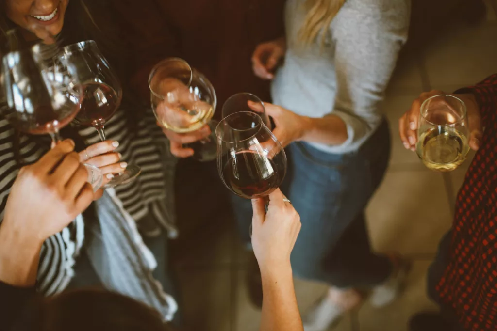 Filles en train de boire de l'alcool pendant une soirée