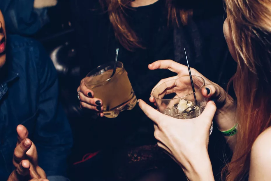 Filles avec des verres à la main dans un contexte de fête